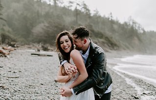 Image 4 - Bohemian Elopement with spring florals on the Oregon Coast in Bridal Fashion.