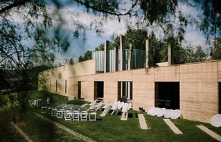 Image 1 - Elegant + Simple: TarraWarra Estate Wedding in Real Weddings.